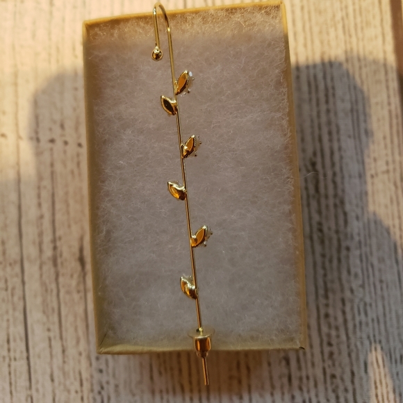 Hypoallergenic Gold crawler wrap earring - Picture 4 of 7
